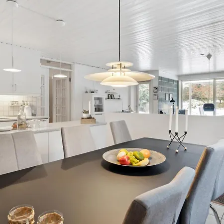 Holiday home Stunning In With Kitchen